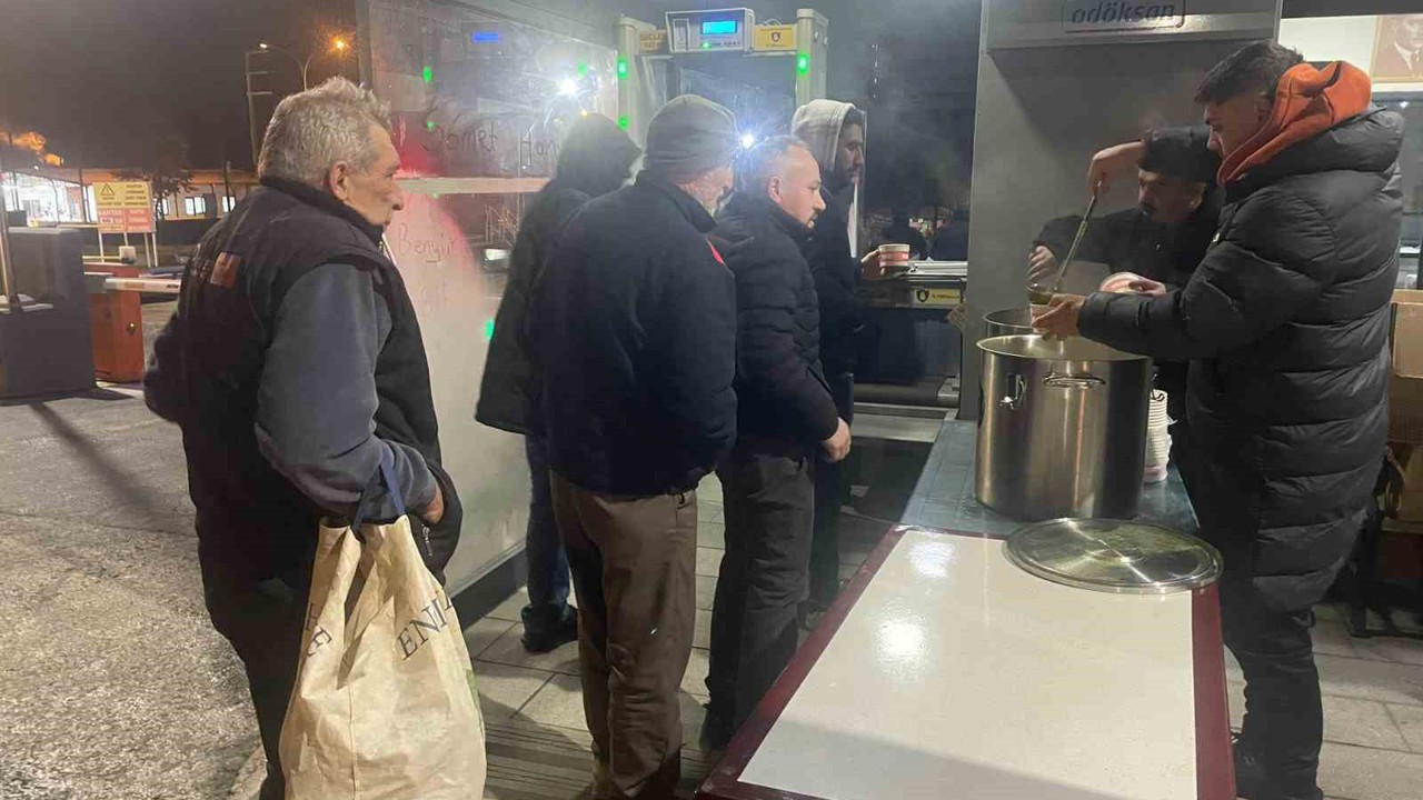 Belediyeden fabrika işçilerine sıcak çorba
