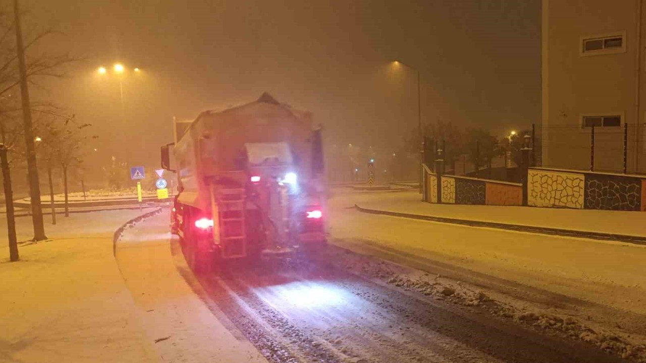 Kahramanmaraş’ta belediye ekiplerinin kar mesaisi
