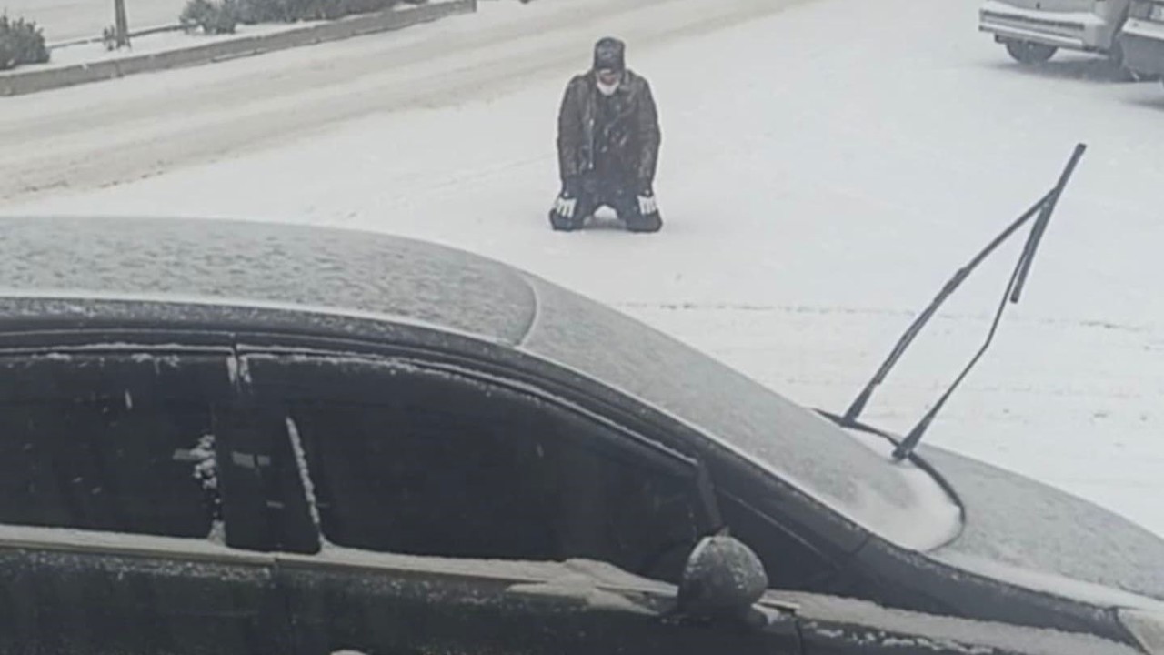 Kar yağışını görünce cadde ortasında secde etti
