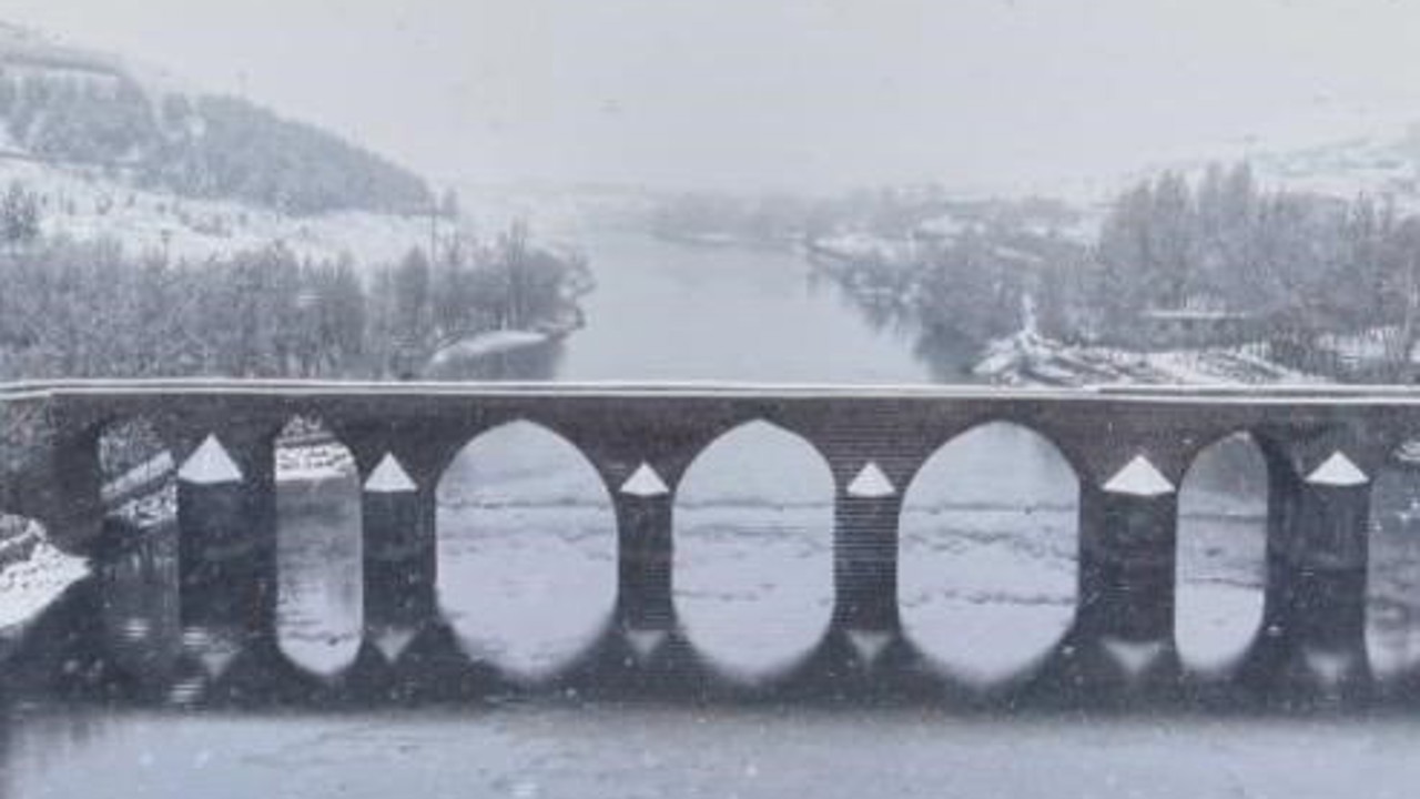 Diyarbakır’ın tarihi mekanları beyaz örtü ile kaplandı
