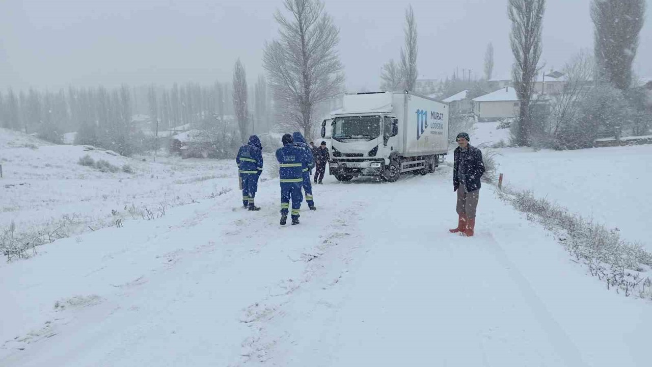 Tokat’ta kar yağışı ulaşımı olumsuz etkiledi
