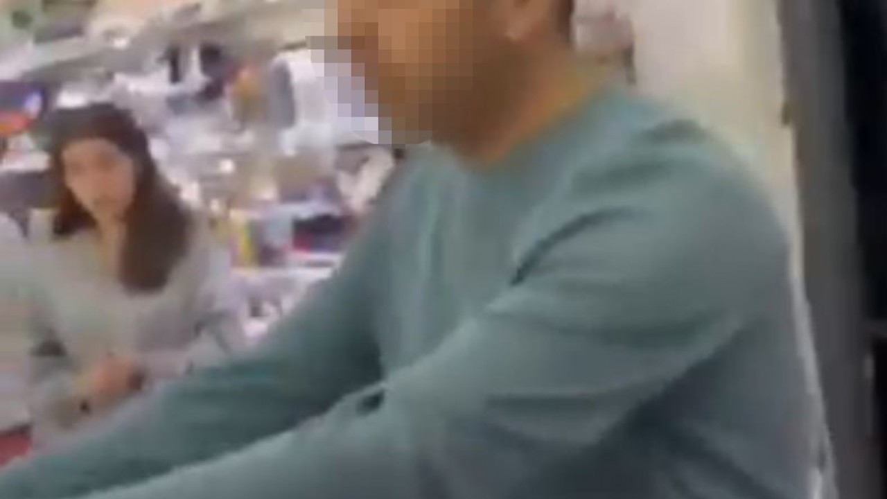 Kızların fotoğraflarını izinsiz çekerken yakalandı
