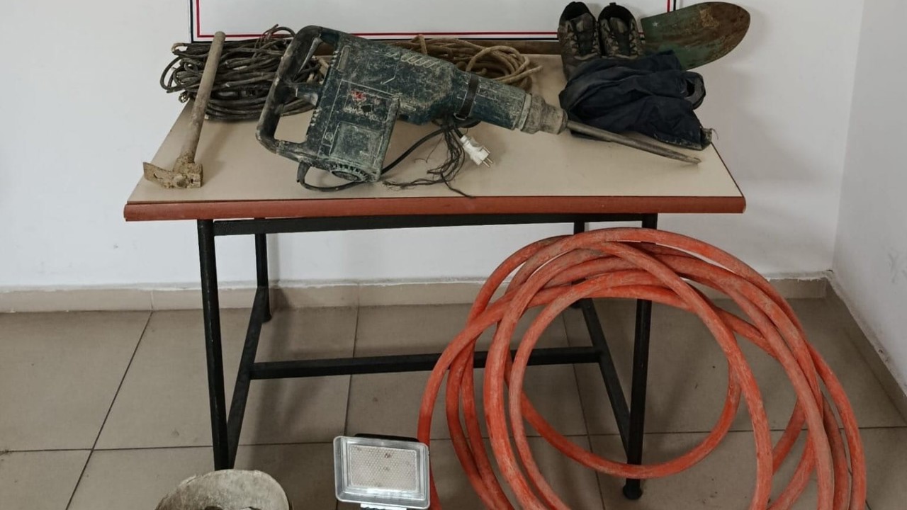 Kaçak kazı yapan 3 kişi jandarmaya suçüstü yakalandı
