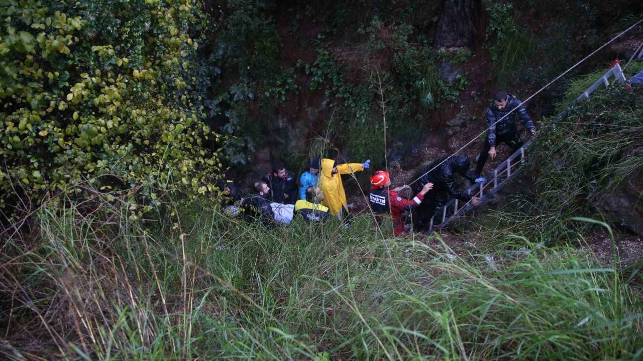 Fethiye’de otomobil uçuruma düştü
