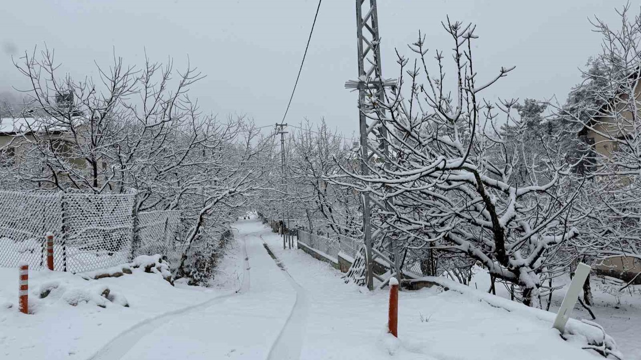 Yaz şehri Mersin’de kar birçok mahalleyi beyaza bürüdü
