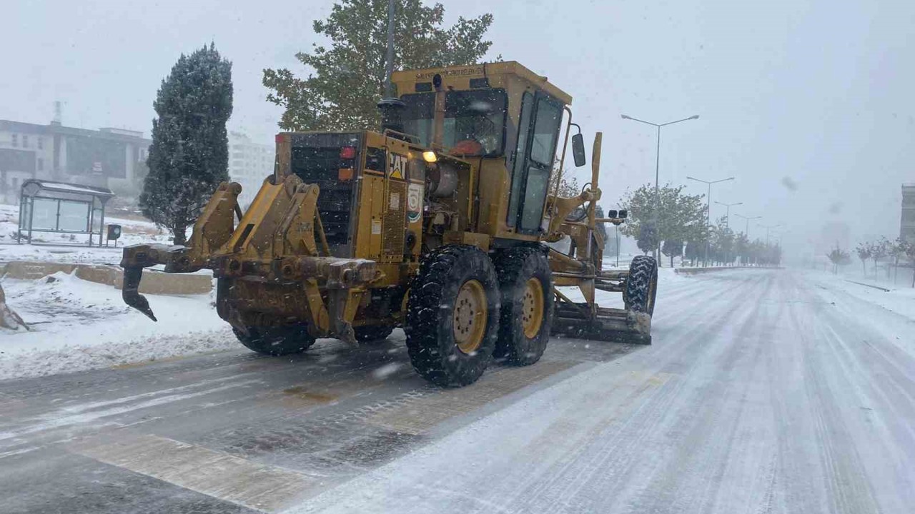 Şanlıurfa’da karla mücadele sürüyor

