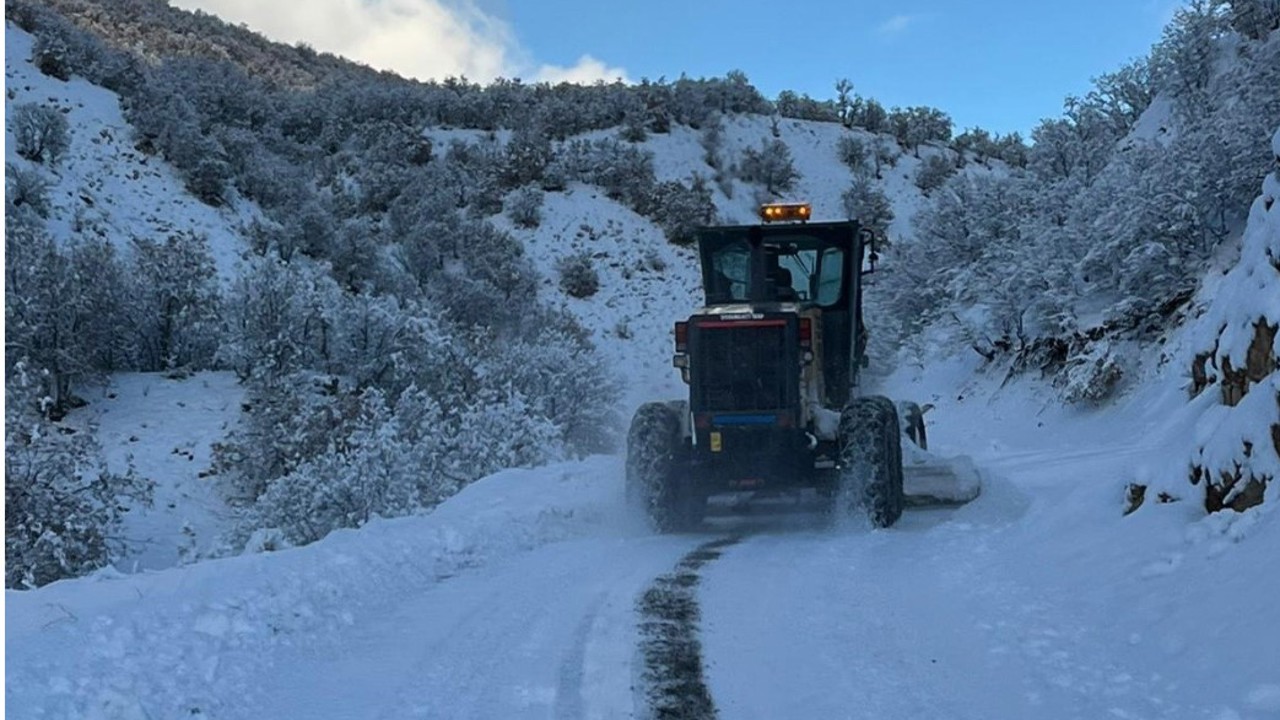 Bingöl’de yoğun kar yağışı: 100 köy yolu kapalı
