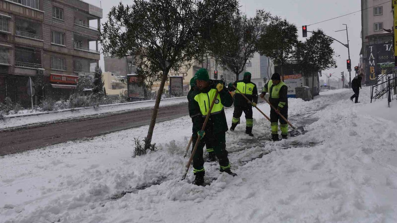 Gaziantep’te karla yoğun mücadele

