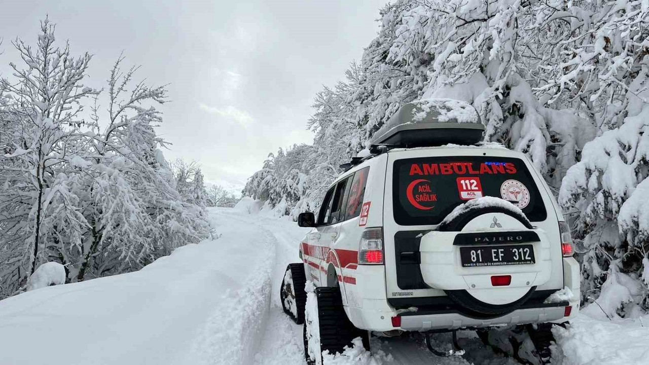 Düzce’de yaşlı hastaya paletli ambulans ulaştı
