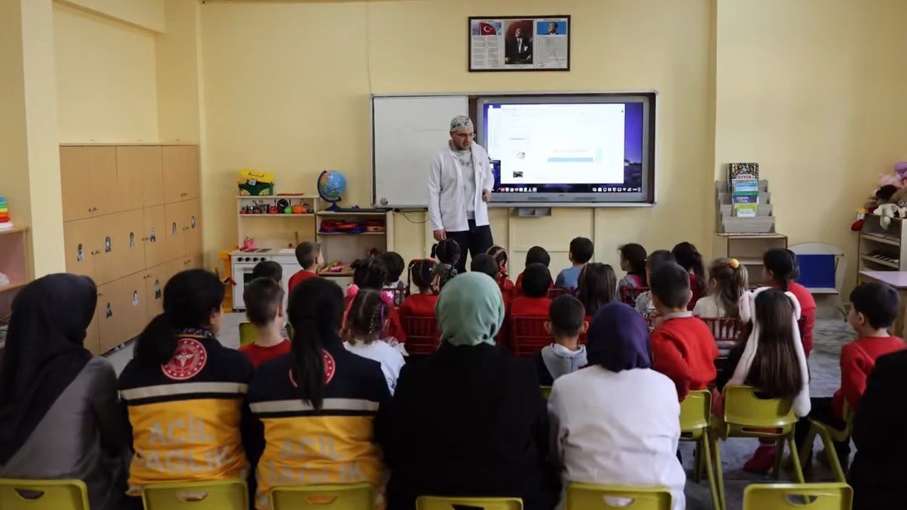 Demirözü’nde öğrencilere sağlık eğitimi verildi acil sağlık hizmetlerinin önemi anlatıldı

