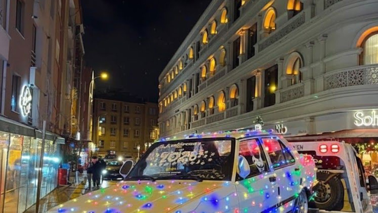 Yılın son günü arabasını ışıklarla kapladı
