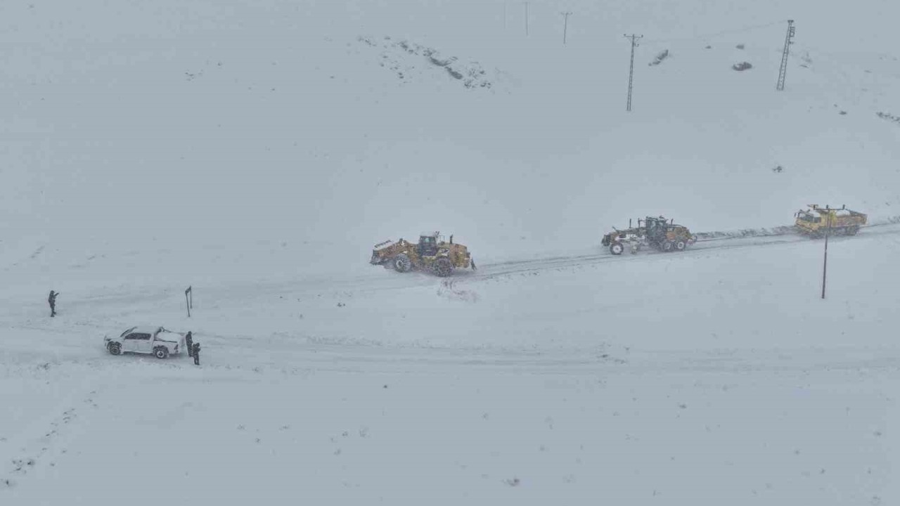 Van’da kardan dolayı kapanan 569 yolun 506’sı açıldı
