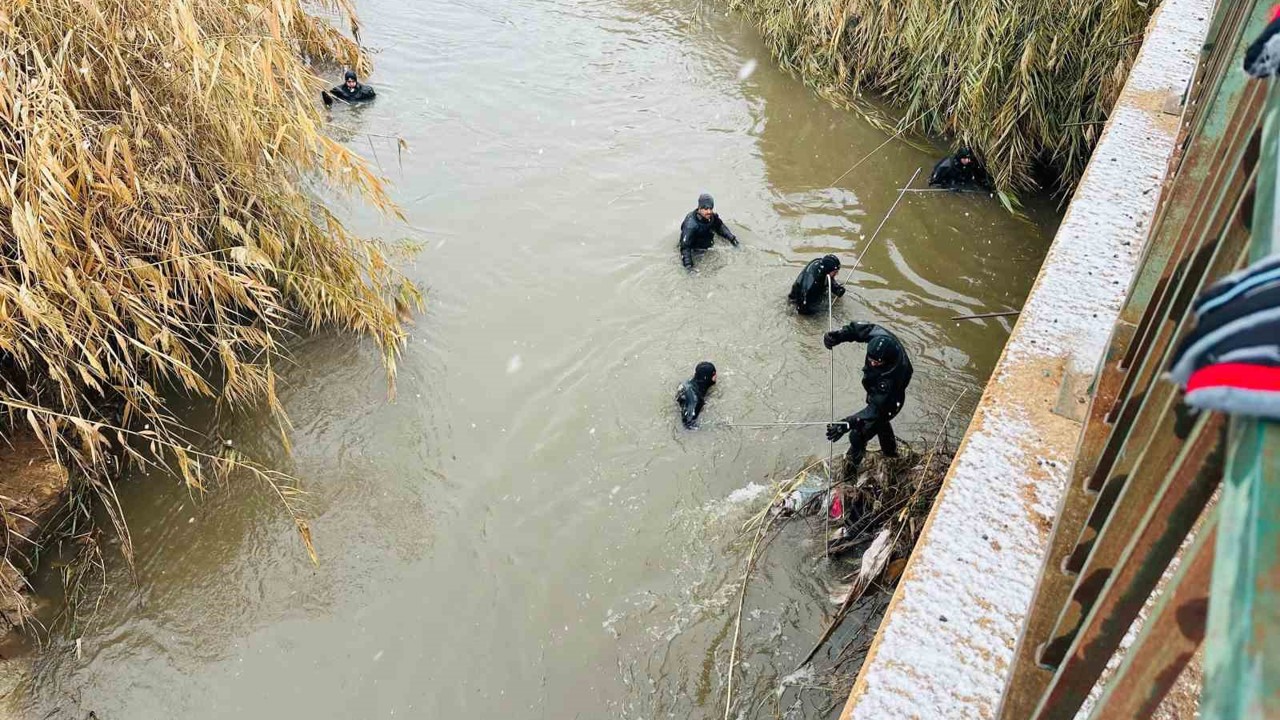 Sulama kanalında kaybolan sürücüyü arama çalışmaları sürüyor
