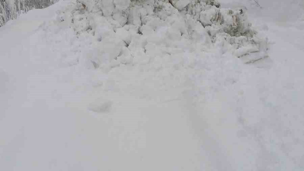 Zonguldak’ta ulaşıma kapanan 53 köy yolunu açma çalışmaları sürüyor
