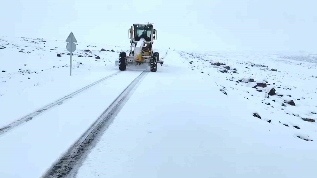 Şanlıurfa’da yoğun kar yağışı nedeniyle bazı yollar trafiğe kapatıldı
