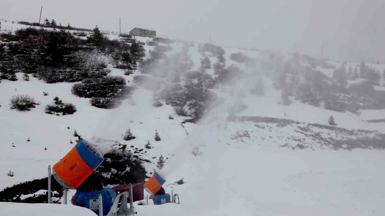 Çambaşı Kayak Merkezi’nde yapay karlama sistemi ile sezon uzatılıyor
