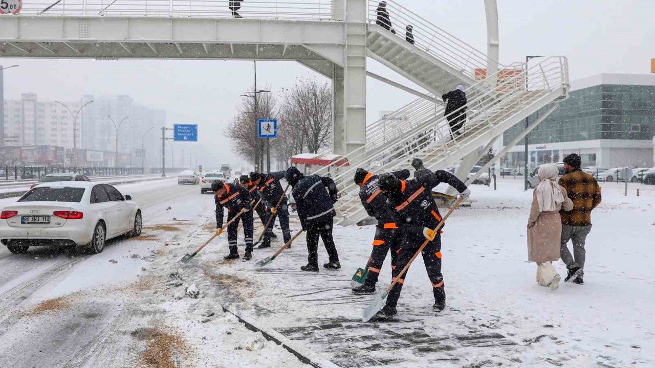 Diyarbakır’da kar ve buzlanmaya karşı 850 personel sahada çalışıyor

