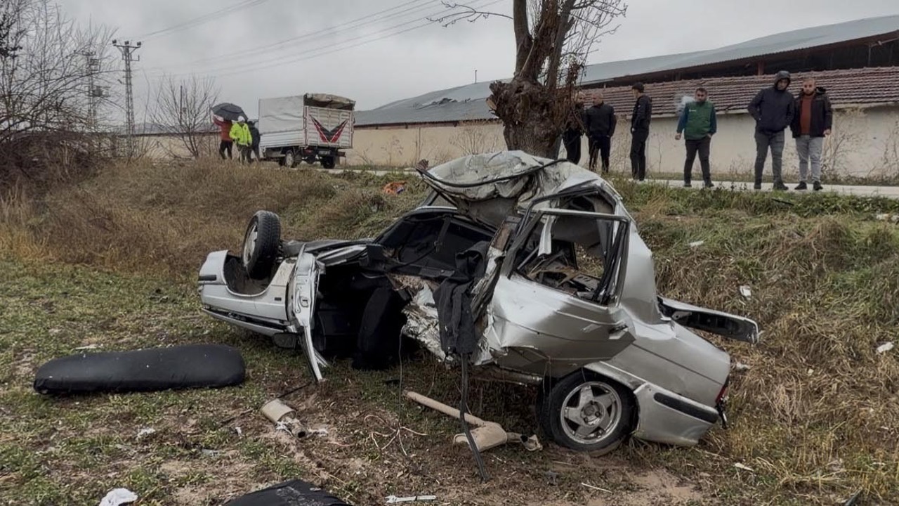 Tokat’ta feci kaza: İkiye ayrılan otomobil sürücüsü ağır yaralandı
