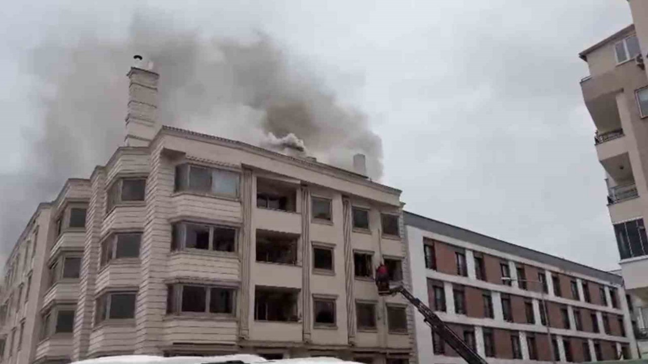 Eskiden otel olarak kullanılan binada çıkan yangın korkuttu
