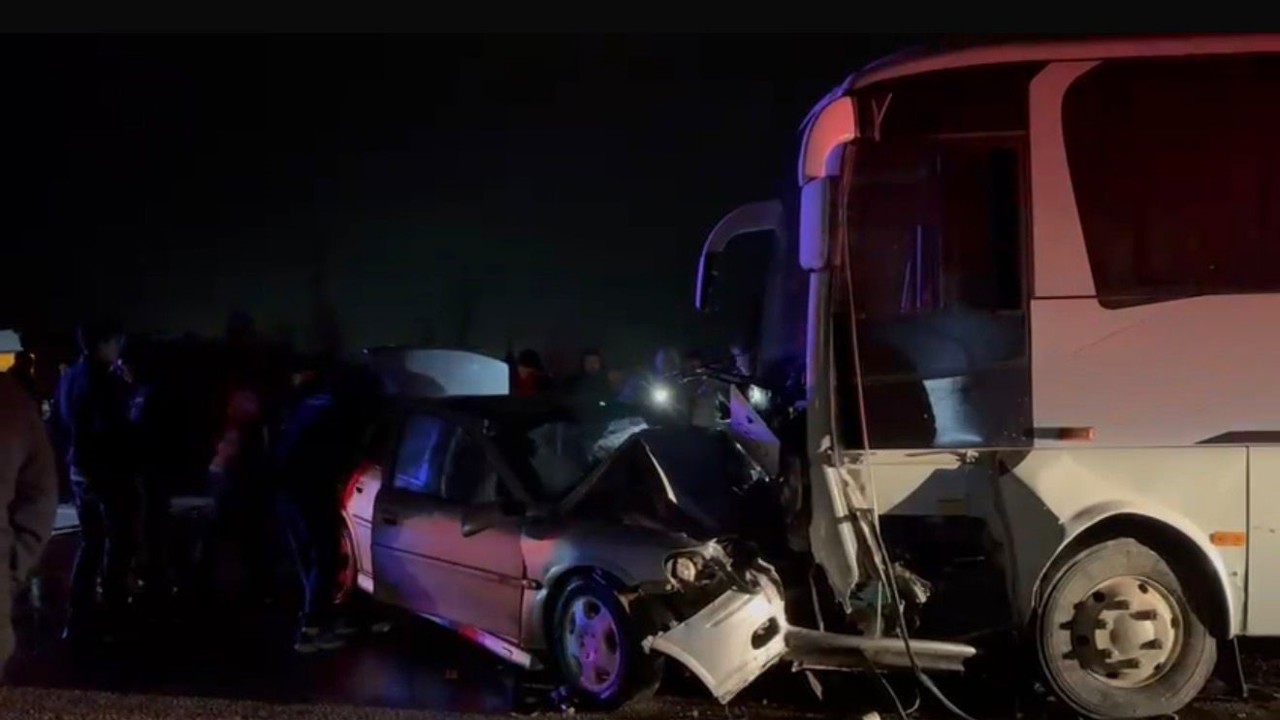 Gönen’de işçi servisi ile otomobil çarpıştı: 1 ölü, 13 yaralı
