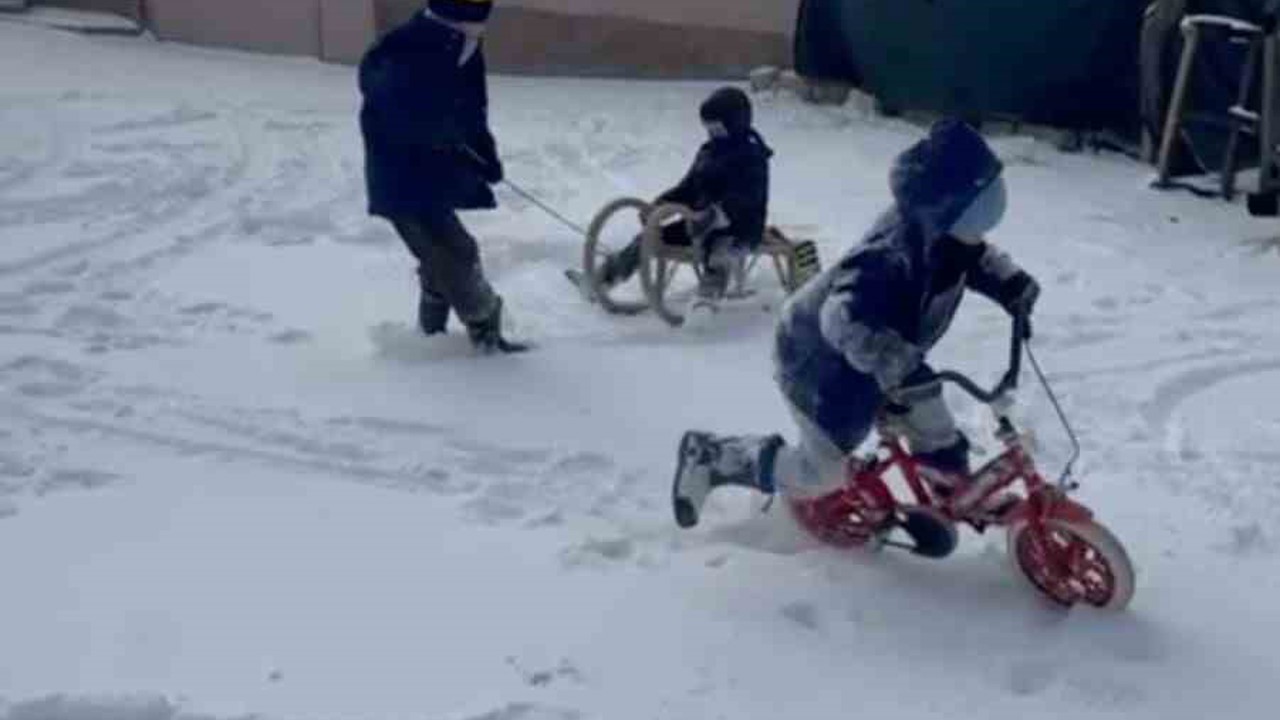 Bin 430 rakımlı köyde kar tatili yapan çocukların kızak keyfi
