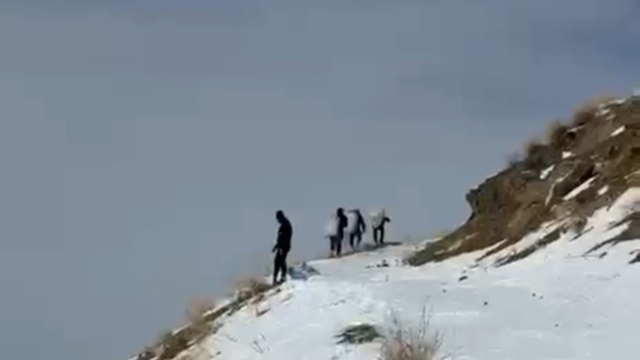 Zirveye şefkat tırmanışı: Yüksekova’da dağ keçileri için metrelerce karı aştılar
