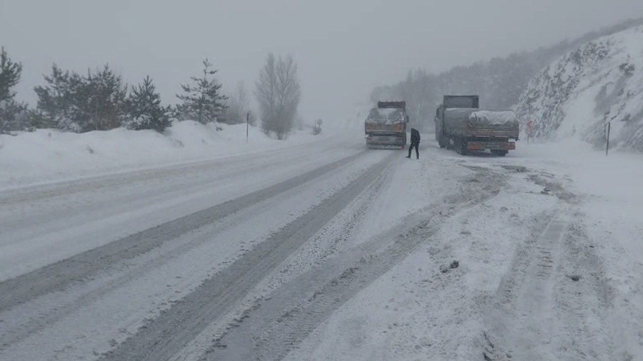 Tokat-Sivas yolunda kar engeli
