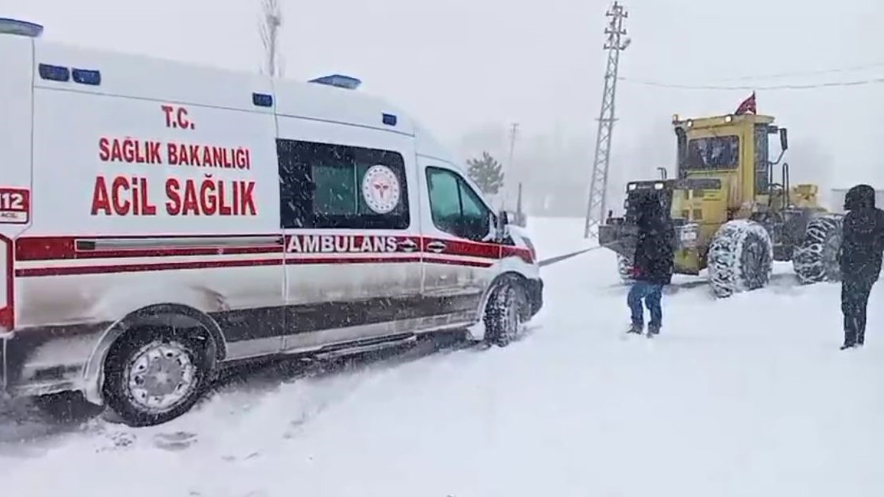 Sivas’ta hamile kadın rahatsızlandı, kapanan yolu açmak için ekipler seferber oldu
