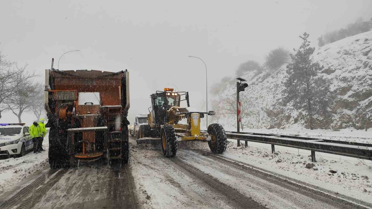Bazı yollar yoğun kar yağışı nedeniyle trafiğe kapatıldı
