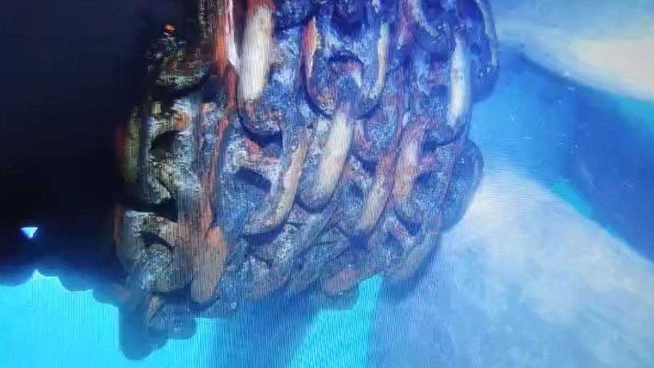 Küçükçekmece’de Alatepe Tankeri pervanesine dolanan zincir su altından görüntülendi
