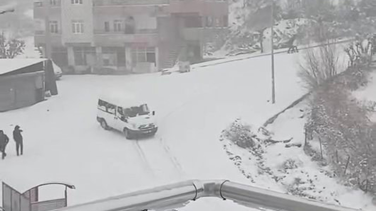 Kayarak üzerine gelen minibüsü gördü, manevrasıyla kazadan kurtuldu
