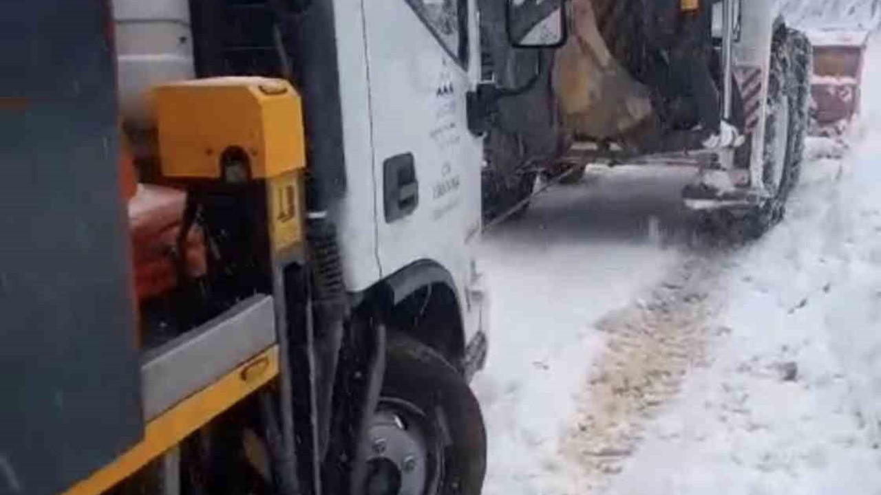 Elektrik arızası için gittikleri köyde mahsur kaldılar
