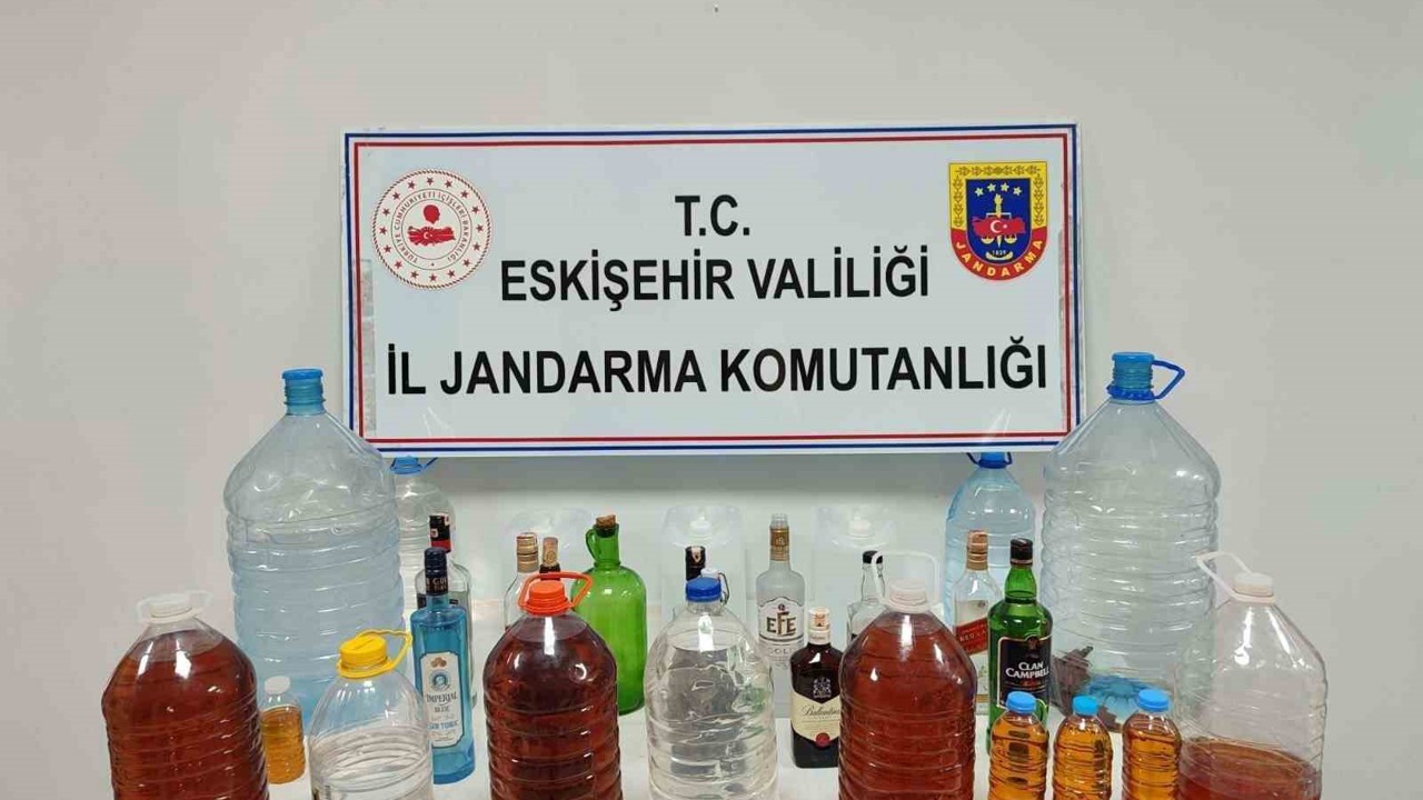 Jandarma satışa hazırlanan 78 litre kaçak alkolü içki ele geçirdi, 1 kişi yakalandı
