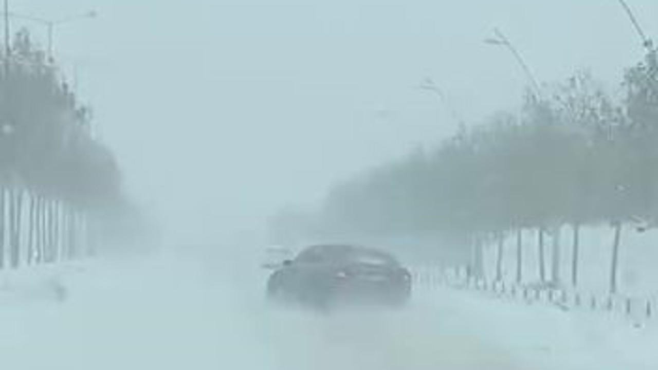 Kayganlaşan yolda kaza kıl payı atlatıldı
