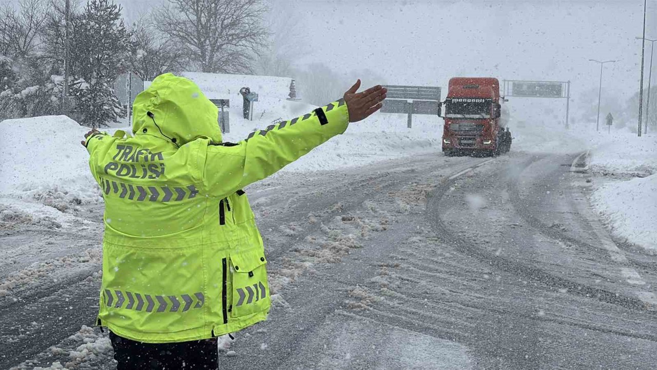 Bolu Dağı’nda D-100 kara yolunun İstanbul yönü ağır tonajlı araç trafiğine kapatıldı
