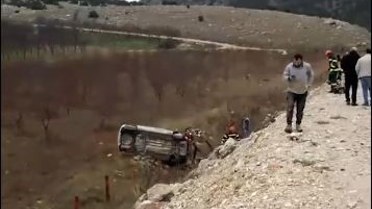 Karşı şeride geçen otomobil şarampole yuvarlandı
