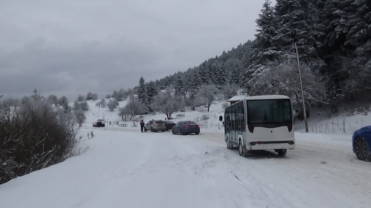 Yedigöller Milli Parkı yolu buzlanma nedeniyle ulaşıma kapatıldı
