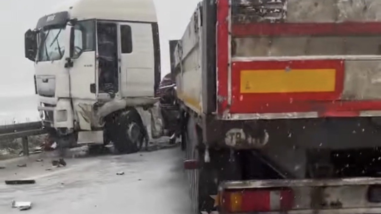 Düzce’de tır makaslaması çevre yolunu kapattı
