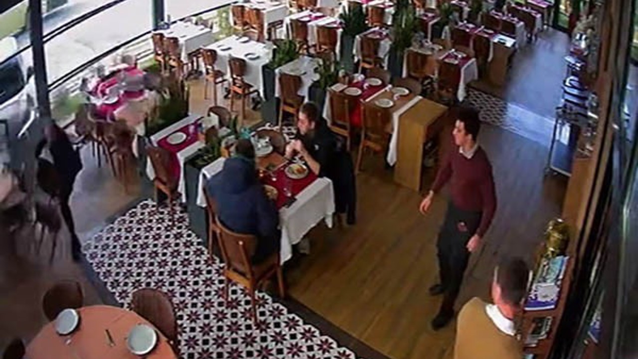 Ünlü sanatçı Cahit Berkay, kullandığı araçla restorana daldı
