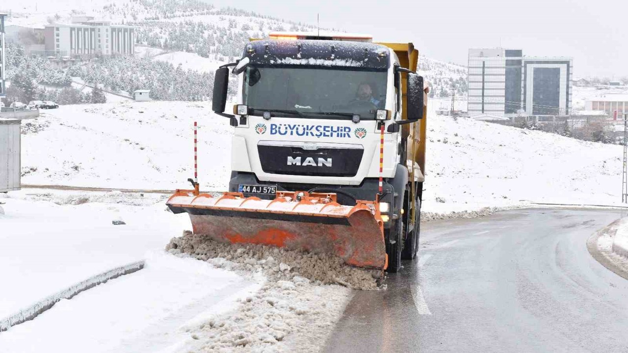 Malatya’da karla mücadele sürüyor
