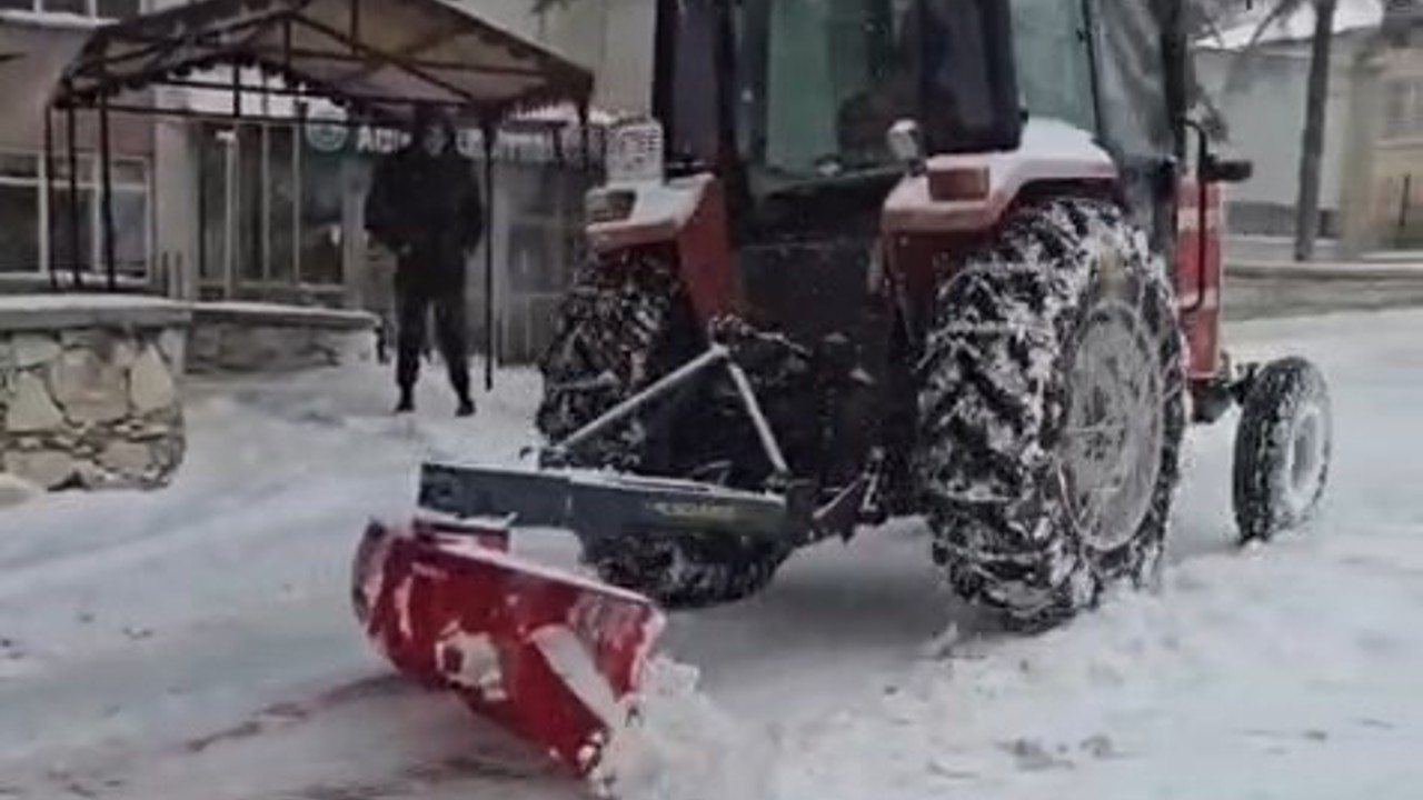 Elazığlı duyarlı vatandaşlardan karla mücadelede ekiplere destek
