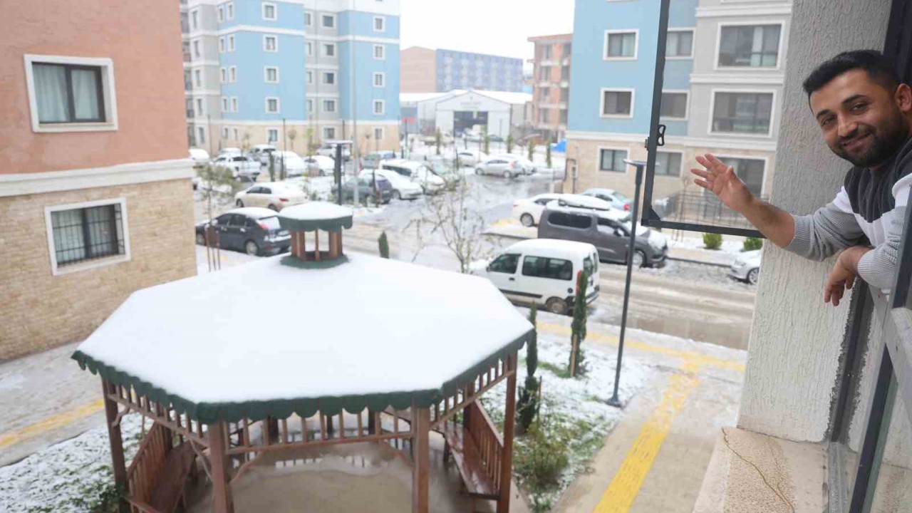 Depremde onlarca insana mezar olan 600 konutlarda yeni yuvalarına kavuşan vatandaşlar, 2026’yı sıcak yuvalarında karşılıyor
