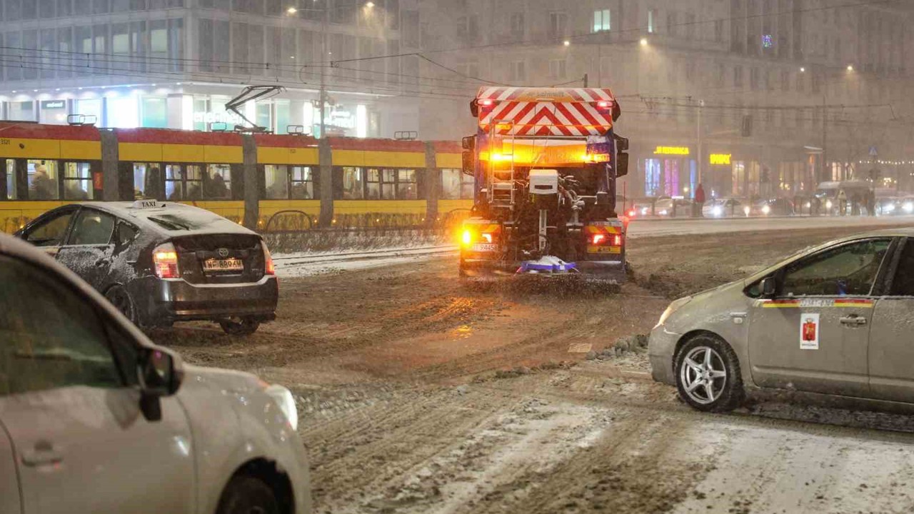 Polonya’da kar esareti: Yüzlerce araç yollarda kaldı
