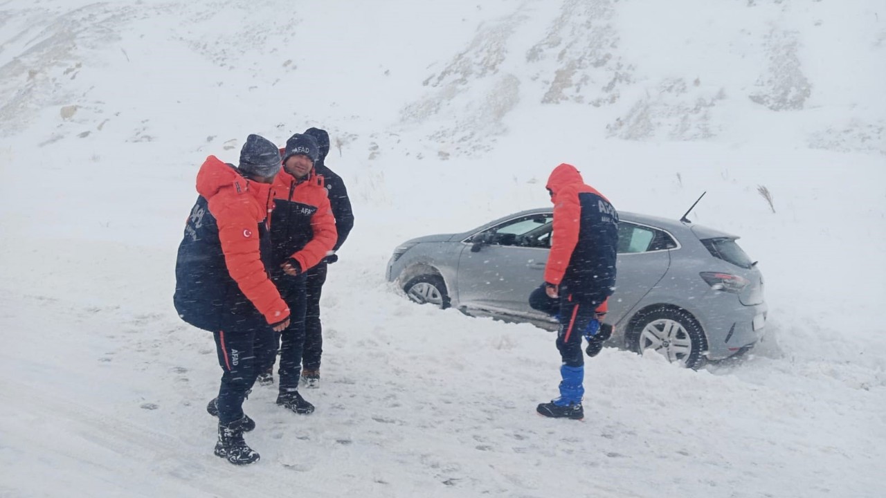 Kayseri’de AFAD ekipleri mahsur kalan araçlara yardıma koştu
