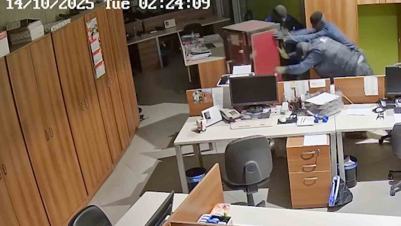 Manisa’da 2 milyon avroluk soygun kamerada: Çelik kasayı metrelerce sürüklediler
