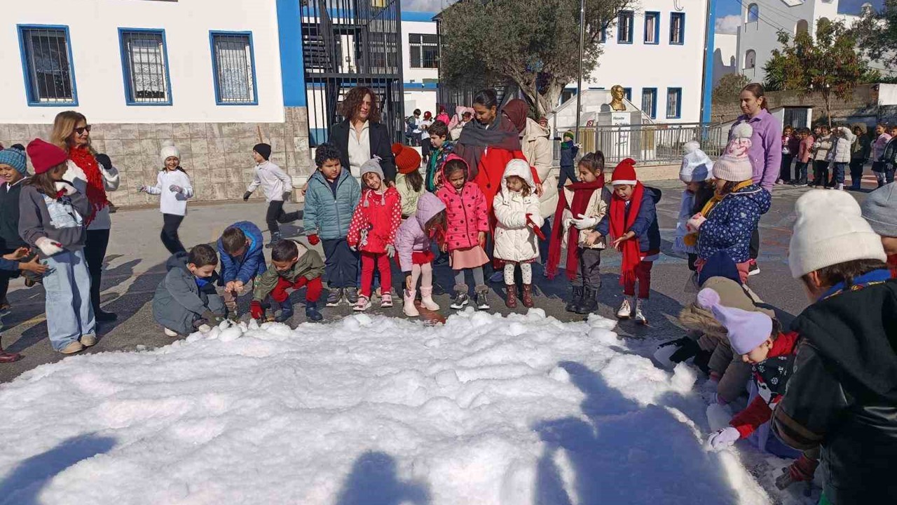 Bodrum’da öğrencilere yapay kar sürprizi
