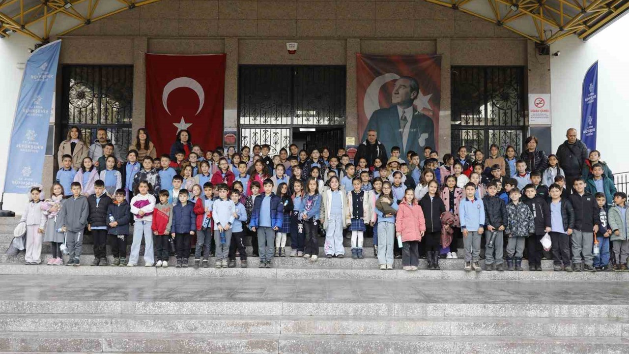 Aydın Büyükşehir Belediyesi minik öğrencileri tiyatro ile buluşturdu
