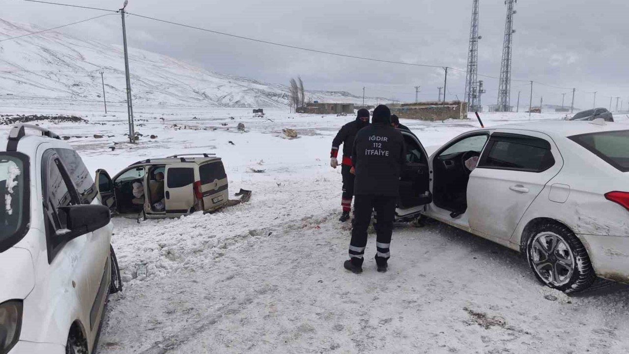 Iğdır-Doğubayazıt yolunda zincirleme kaza: 3 yaralı
