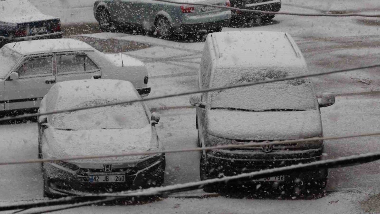 Karapınar’da kar yağışı etkili oldu
