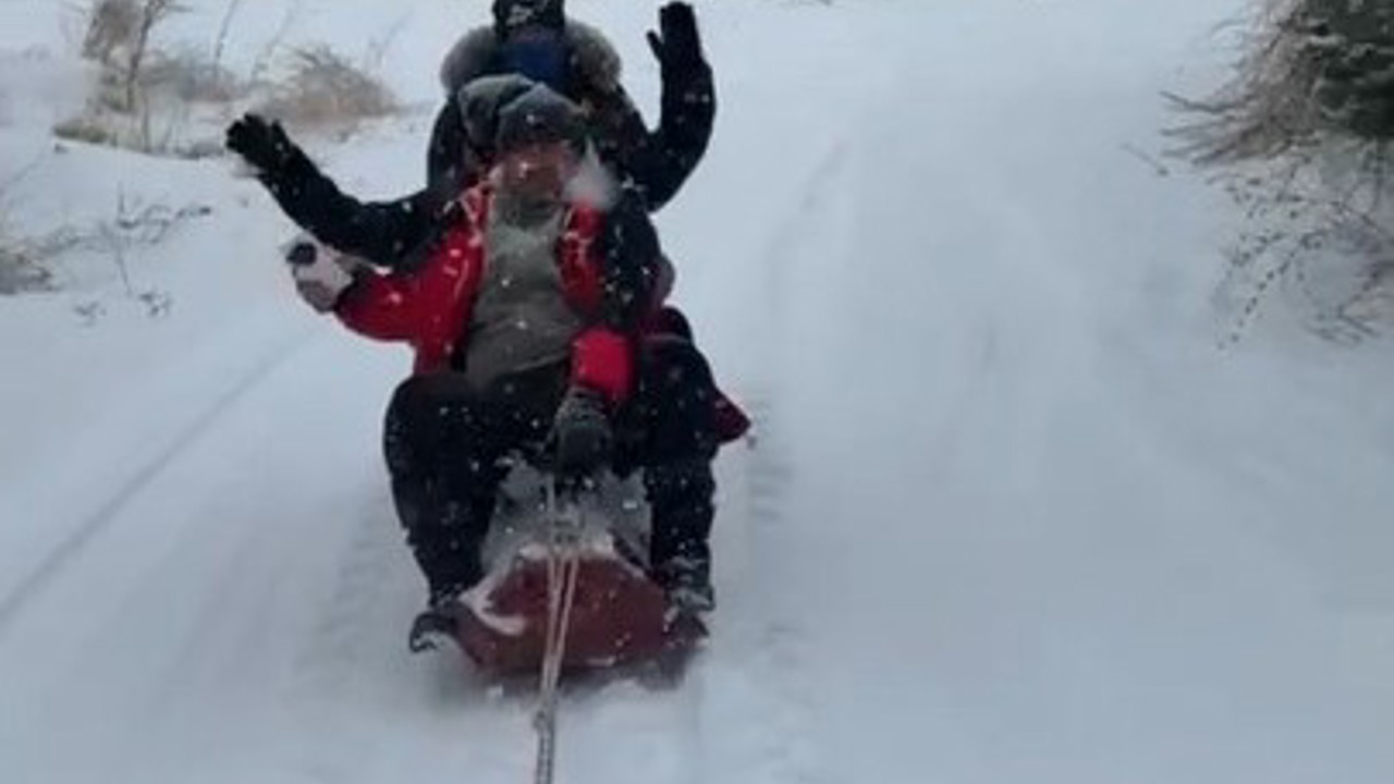 Malatya’da traktör arkasında karda ’sörf’

